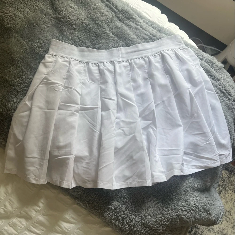 ALO Varsity Tennis skirt in white! Excellent condition!